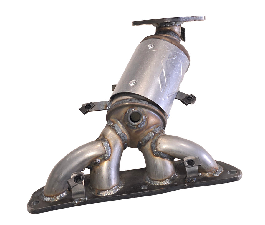 Davico Mfg Catalytic Converter P/N:17670 Fits: Nissan Kicks 24-20, Nissan Versa 24-20 Image 1